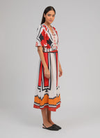An'ge – Vestido Midi Odemaria Sage Ecru, modelo con vestido midi de motivos coloridos, vista de perfil