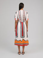 An'ge – Vestido Midi Odemaria Sage Ecru, vestido midi de motivos coloridos llevado de espaldas por una modelo