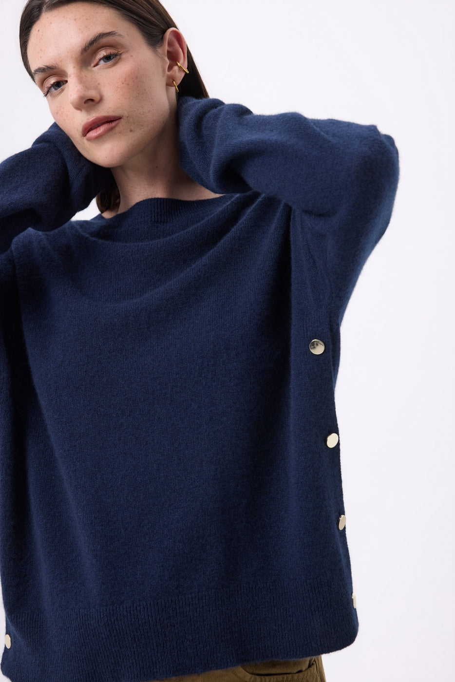 Jersey de cuello redondo con botones laterales dorados Ora - Azul marino - Mujer