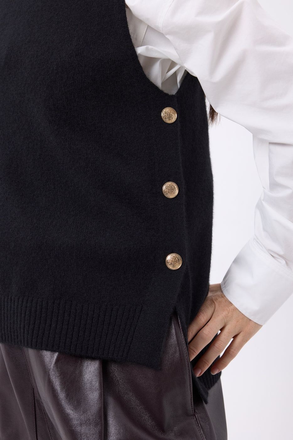 Pull Col Montant Sans Manche Boutons Dorés Orta - Noir - Femme