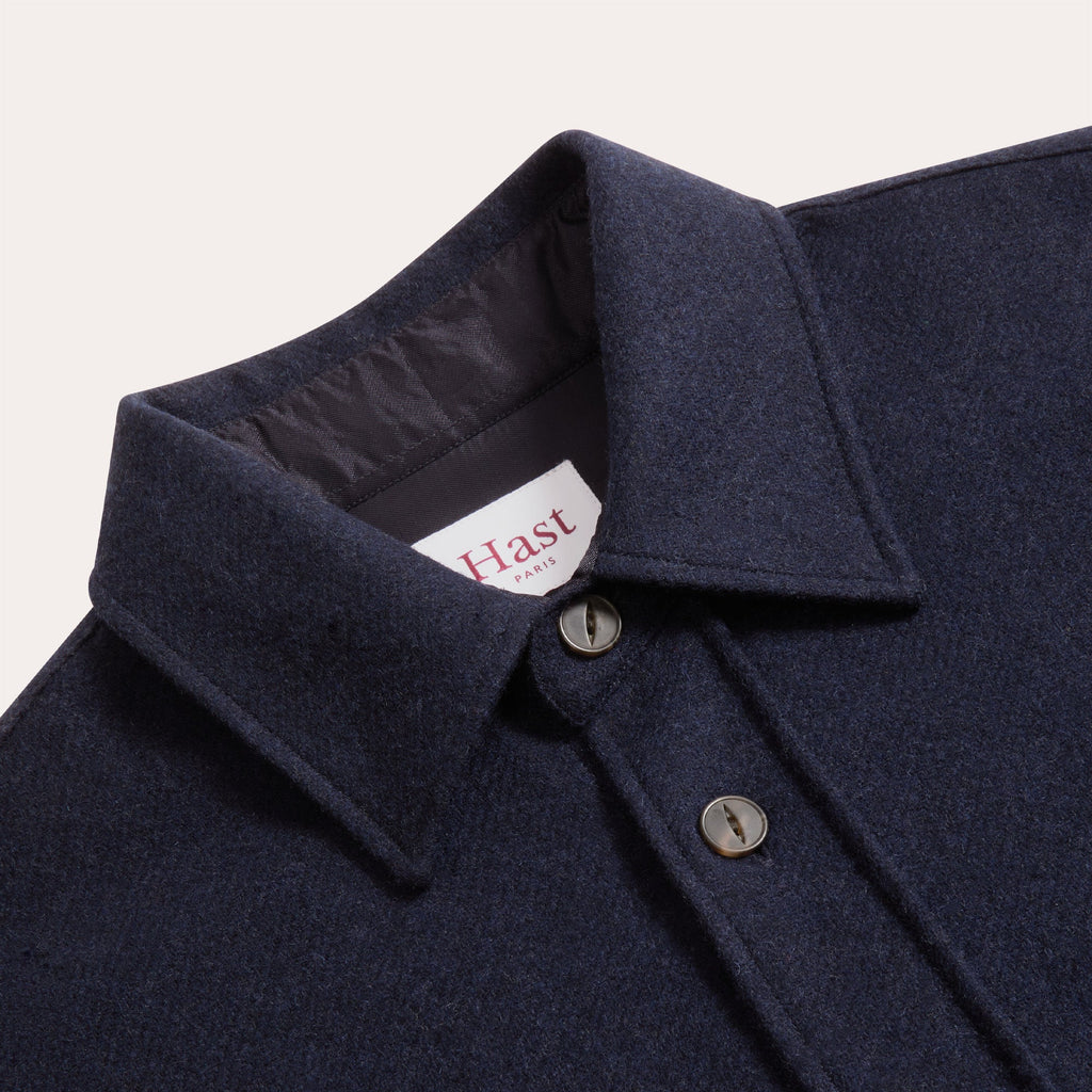 Hast – Overshirt i marineblå uld, nærbillede af krave og knapper på en blå uldskjorte