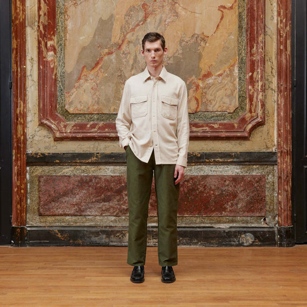 Hast – Overshirt i kraftig bomullsflanell benvit, manlig modell klädd i beige skjorta och kakigröna byxor