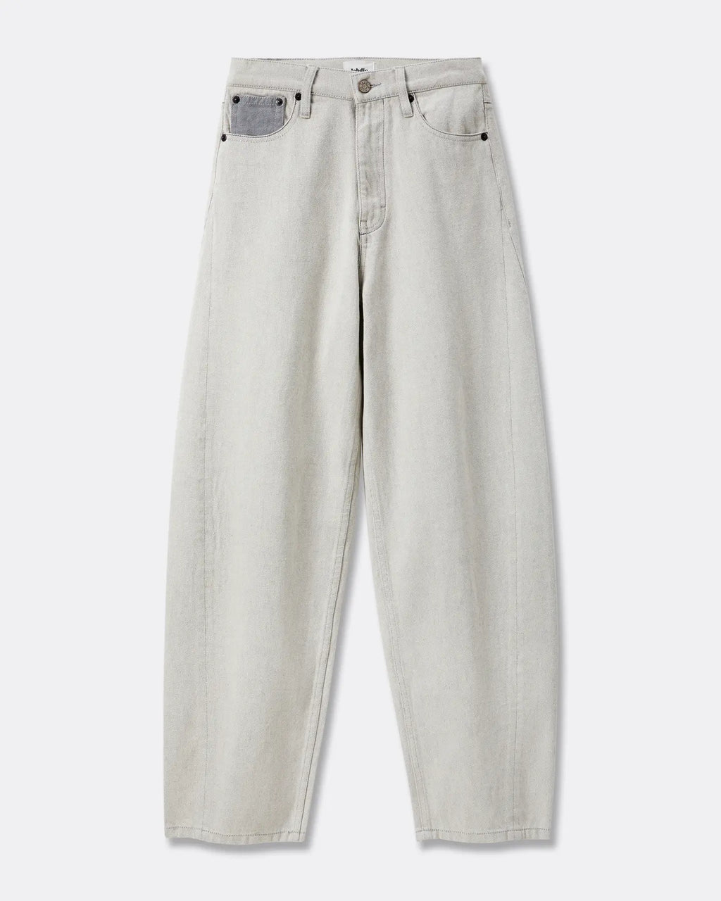 Jean pour femme en denim non teinté couleur granit clair, coupe barrel légèrement ample avec taille haute et poche en contraste gris foncé.