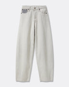 Jean pour femme en denim non teinté couleur granit clair, coupe barrel légèrement ample avec taille haute et poche en contraste gris foncé.