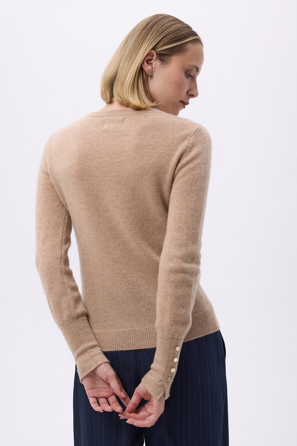 Rundhalspullover mit Goldknöpfen und Ballonärmeln Oslo - Cremebeige - Damen