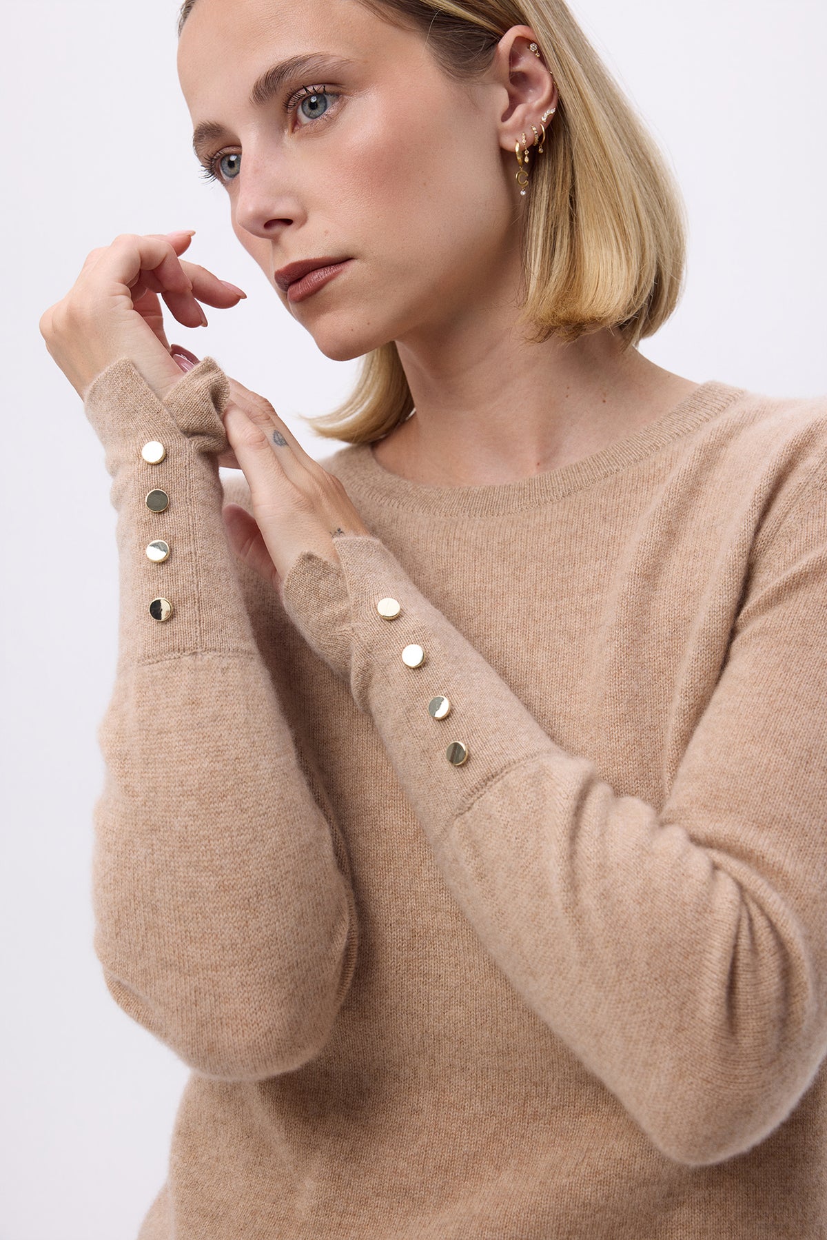 Rundhalspullover mit Goldknöpfen und Ballonärmeln Oslo - Cremebeige - Damen