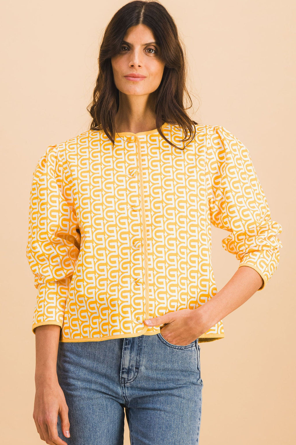 Diane Más es más chaqueta amarilla