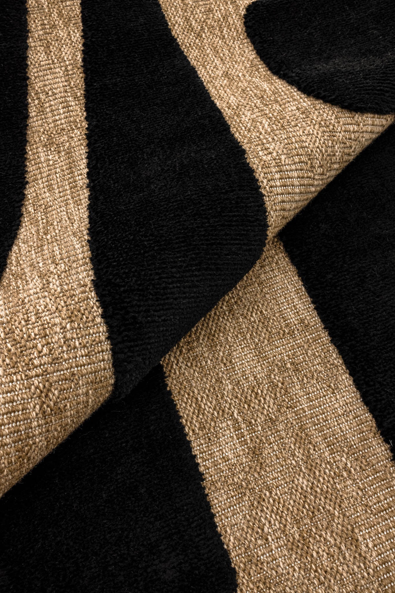 Rustic rug with black pattern: PAL9491NOI PALMA