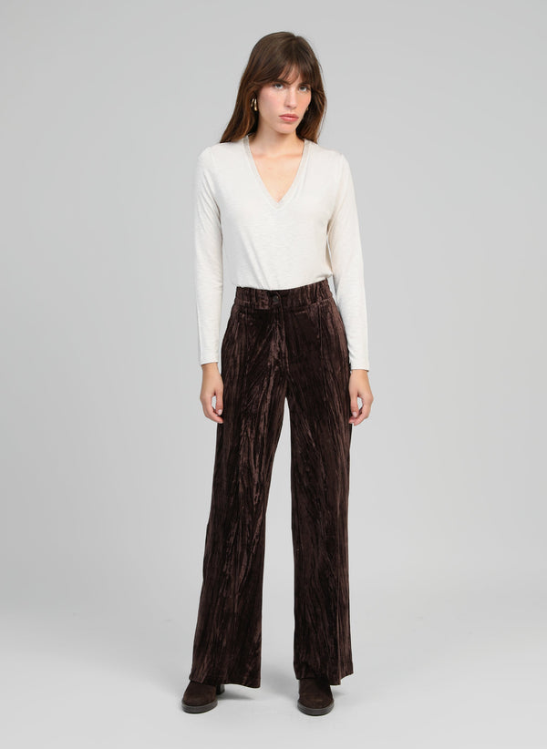 An'ge – Pantaloni Patrilou Chocolat, modella che indossa pantaloni ampi marroni in velluto