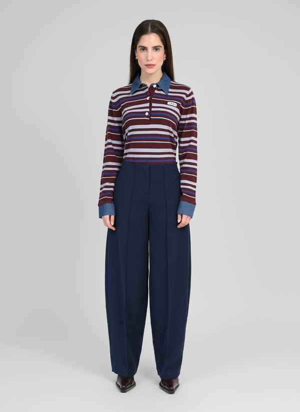 An'ge – Pantalón Pavila Marine, modelo con polo de rayas marrones y azul marino con pantalón azul marino