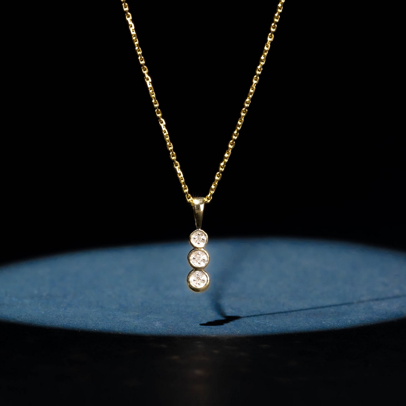 Colgante "Mini Trilogía" D0.02Ct/3 - Oro amarillo 375/1000