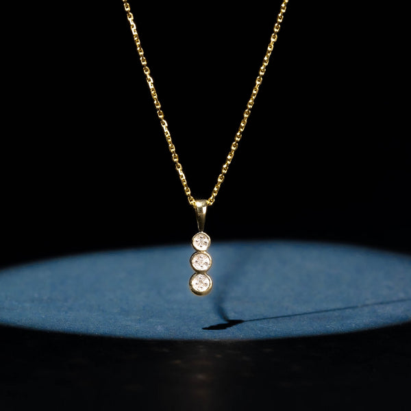 Colgante "Mini Trilogía" D0.02Ct/3 - Oro amarillo 375/1000