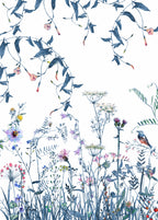 Lé Papiers De Ninon – Carta da parati panoramica Volubilis Blue - Multicolore, illustrazione di fiori e piante selvatiche blu e rosa su sfondo bianco
