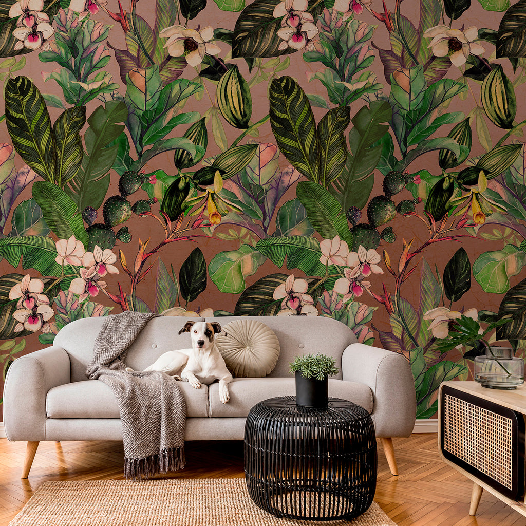 Lé Papiers De Ninon – Panoramisch behang Opuntia - Meerkleurig, een hond op een bank voor een muur met tropisch behang