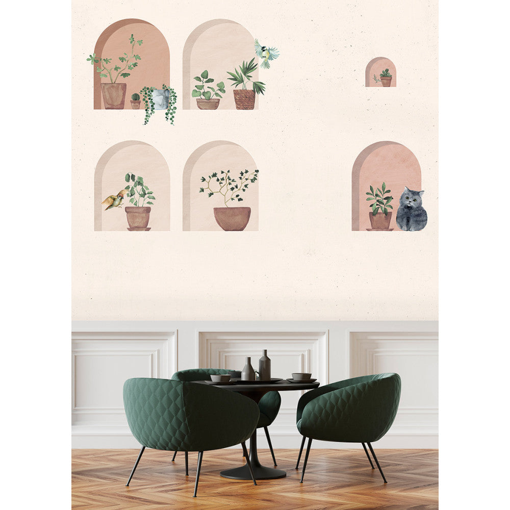 Lé Papiers De Ninon – Papier Peint Panoramique Villa Toscana - Beige, décoration murale avec des plantes en pot et un chat, au-dessus d'une table