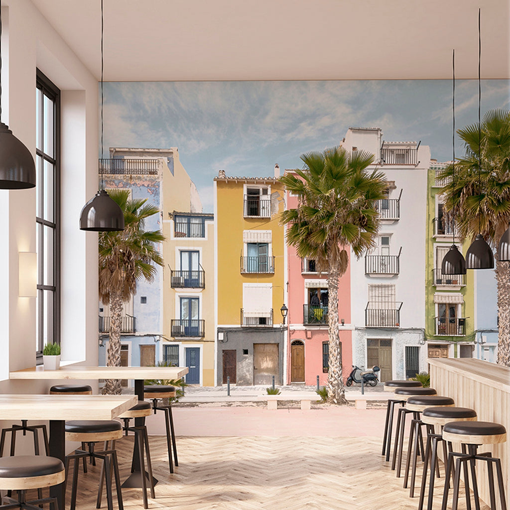 Lé Papiers De Ninon – Tapeta Panoramiczna Lisboa - Multicolore, sala restauracyjna z dużą tapetą ścienną przedstawiającą kolorowe kamienice