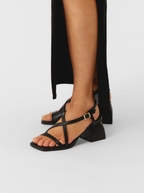 Sandalias negras cuadradas aplastadas