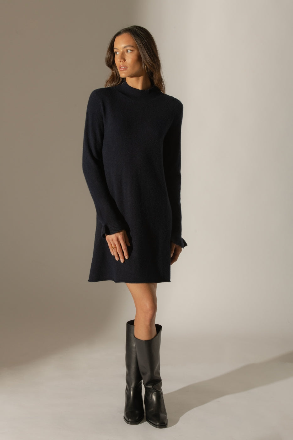 Vestido de cuello alto y puños con volante - Lyamia - Azul marino