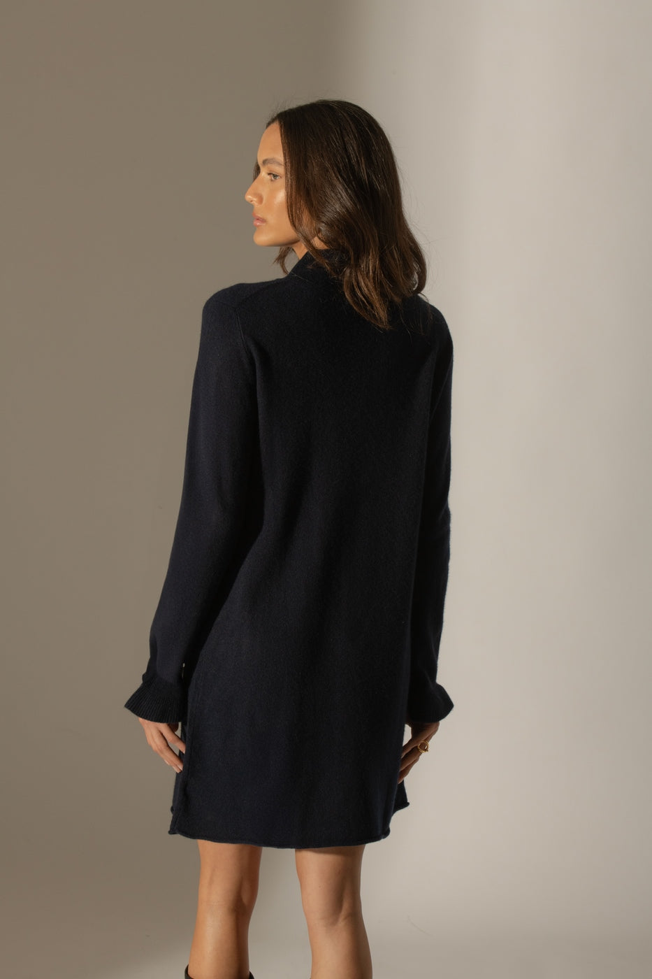 Vestido de cuello alto y puños con volante - Lyamia - Azul marino