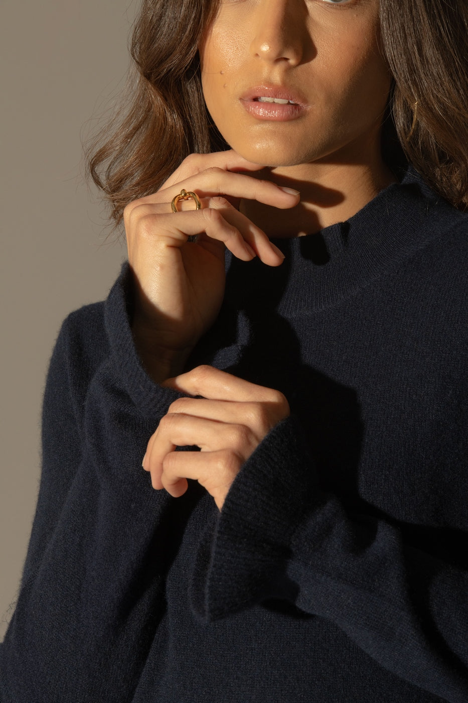 Vestido de cuello alto y puños con volante - Lyamia - Azul marino