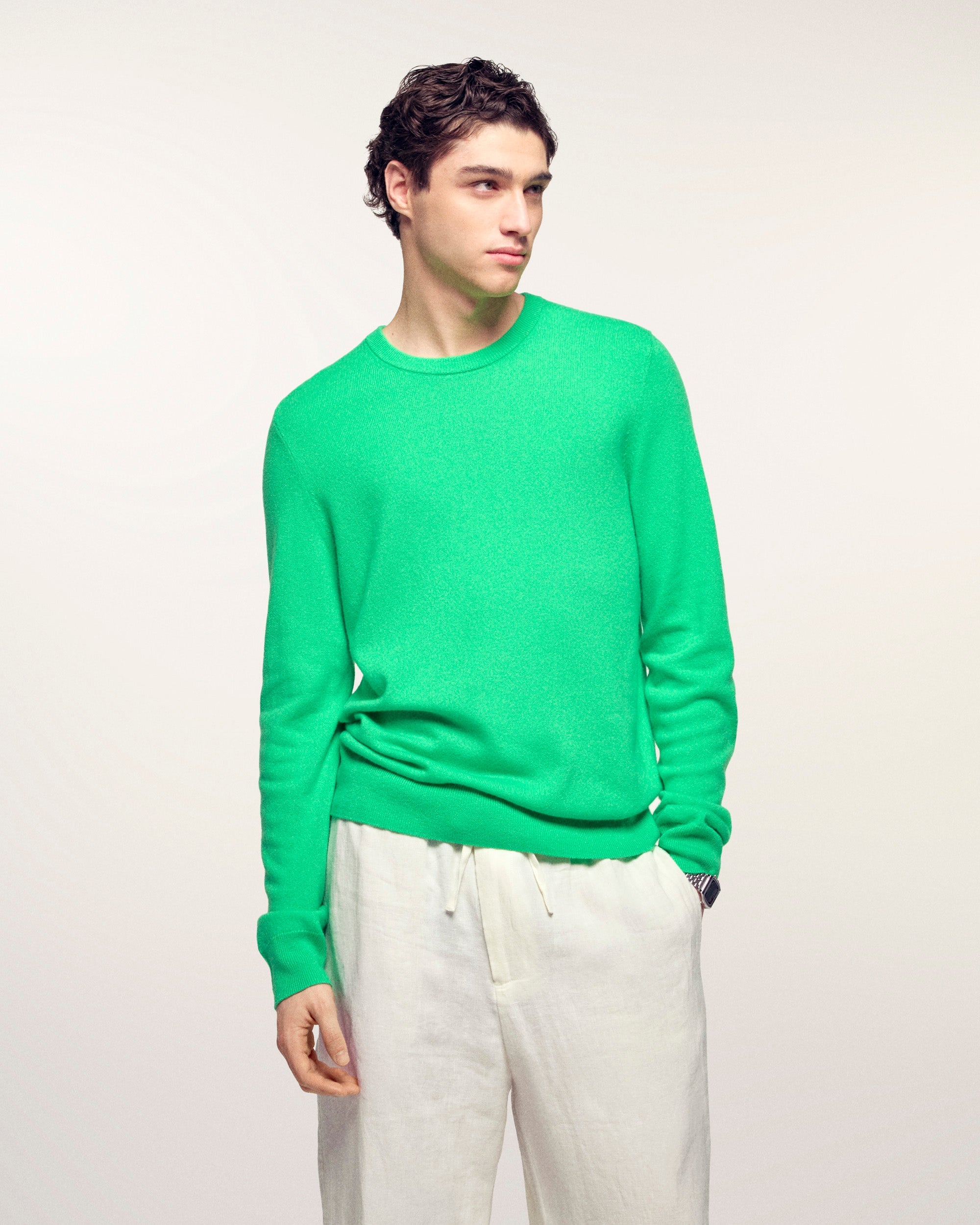 #label: Arnau mesure 1,87m et porte une taille M
