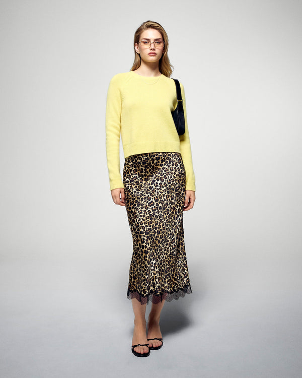 #label: Selaa is 1.73m tall and wears a size S