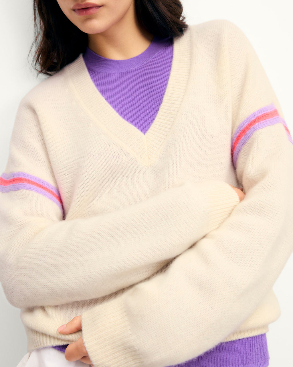 Jersey de cuello en V con rayas bicolores en las mangas - Crudo - Mujer