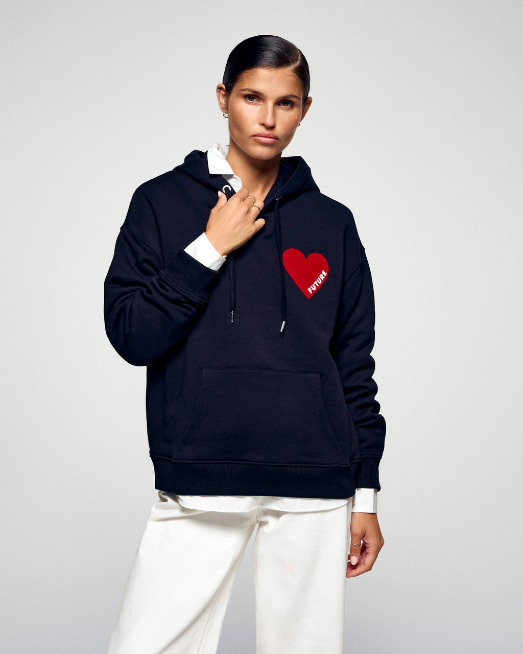 Sudadera con capucha y corazón