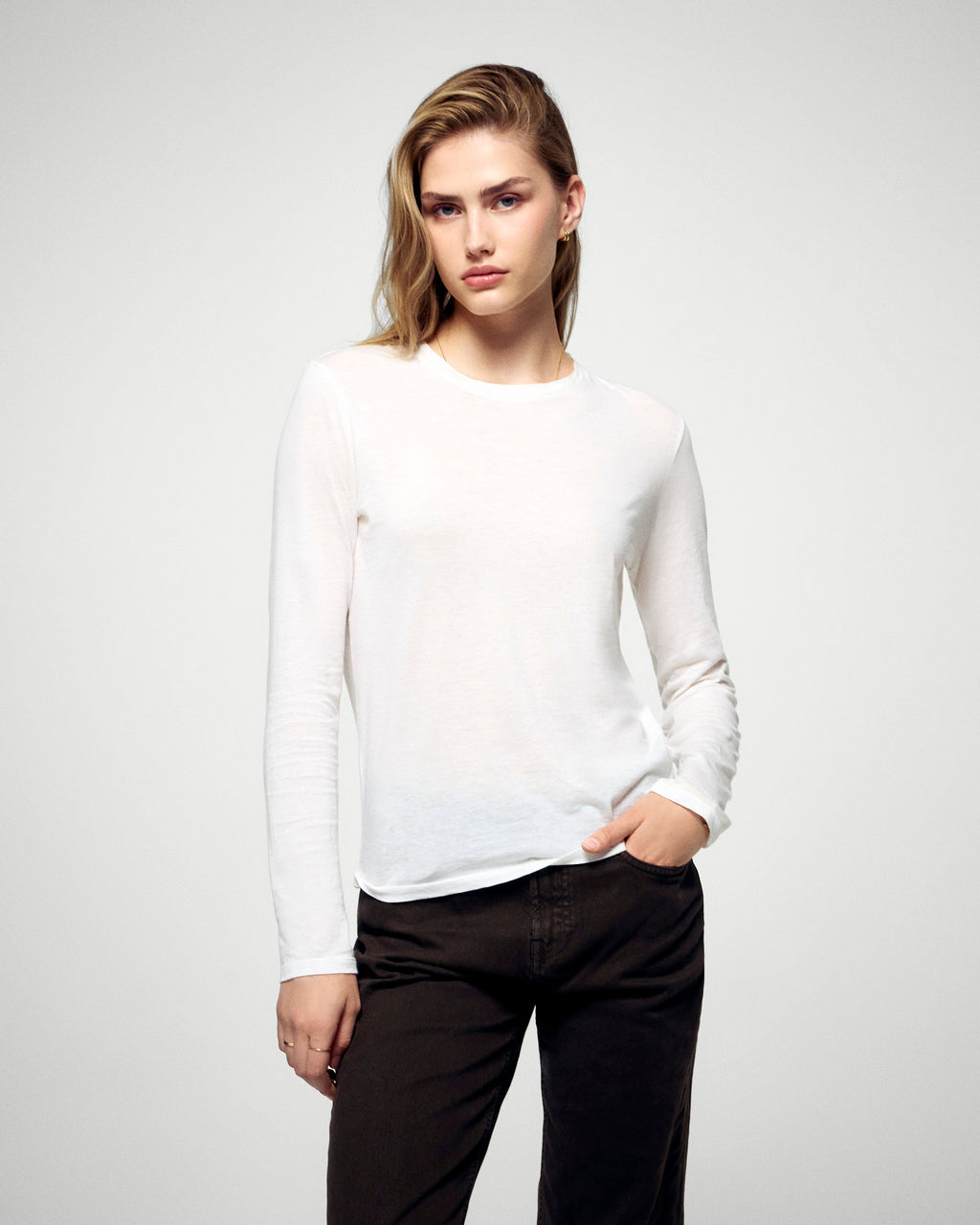 #label: Selaa mesure 1,73m et porte une taille S