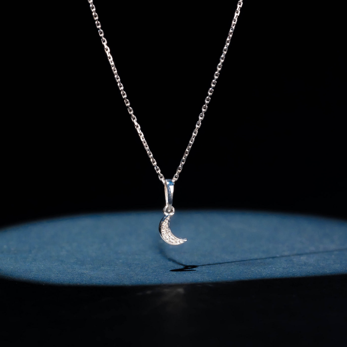 "Diamond Moon" Pendant D0.01/5 - 375/1000 White Gold