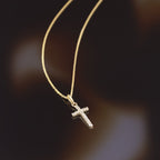 Colgante “Cruz de Promesa” Oro amarillo 375/1000 y circonio