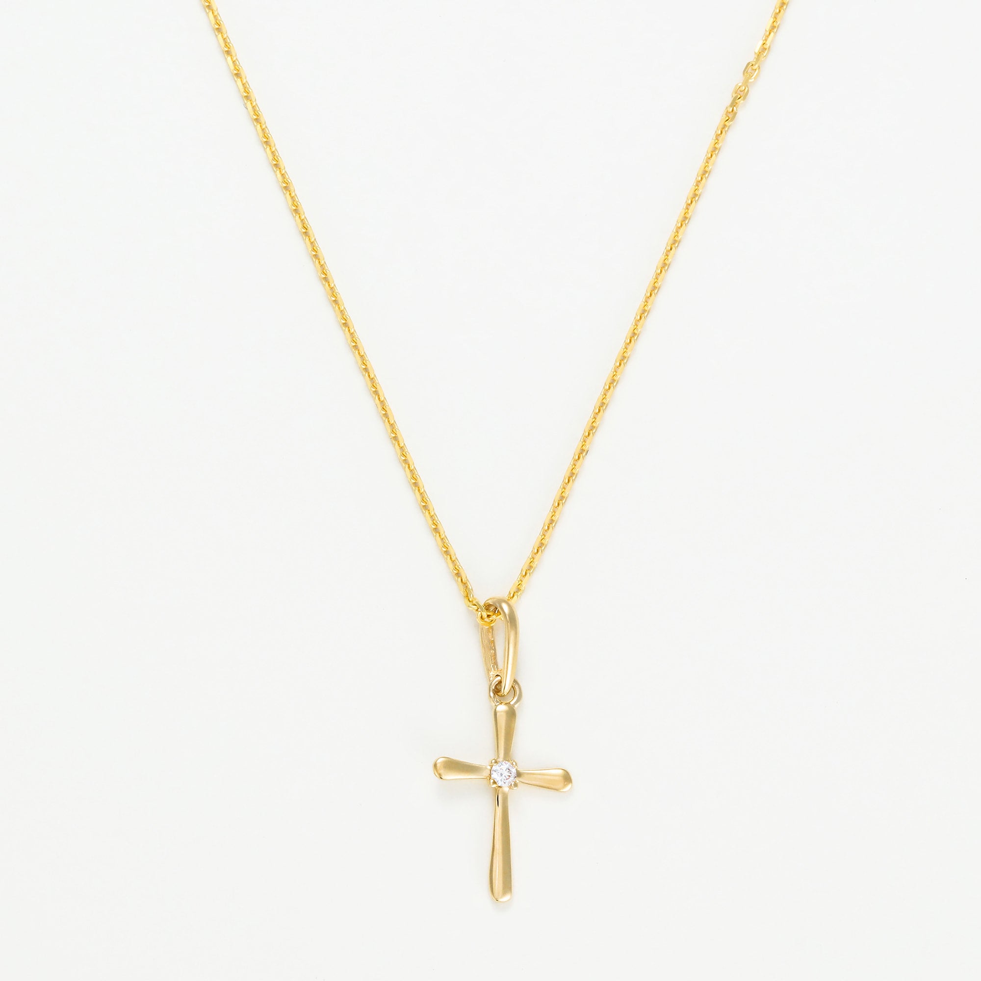 Colgante “Cruz de Honestidad” Oro amarillo 375/1000 y Circonio