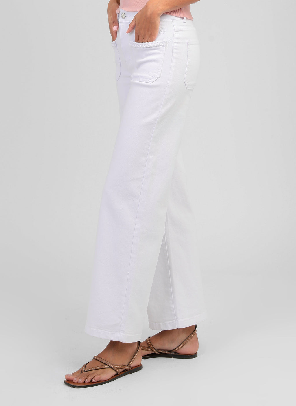 An'ge – Pantalón Pitress Blanco, pantalón blanco ancho llevado por una modelo, vista de perfil