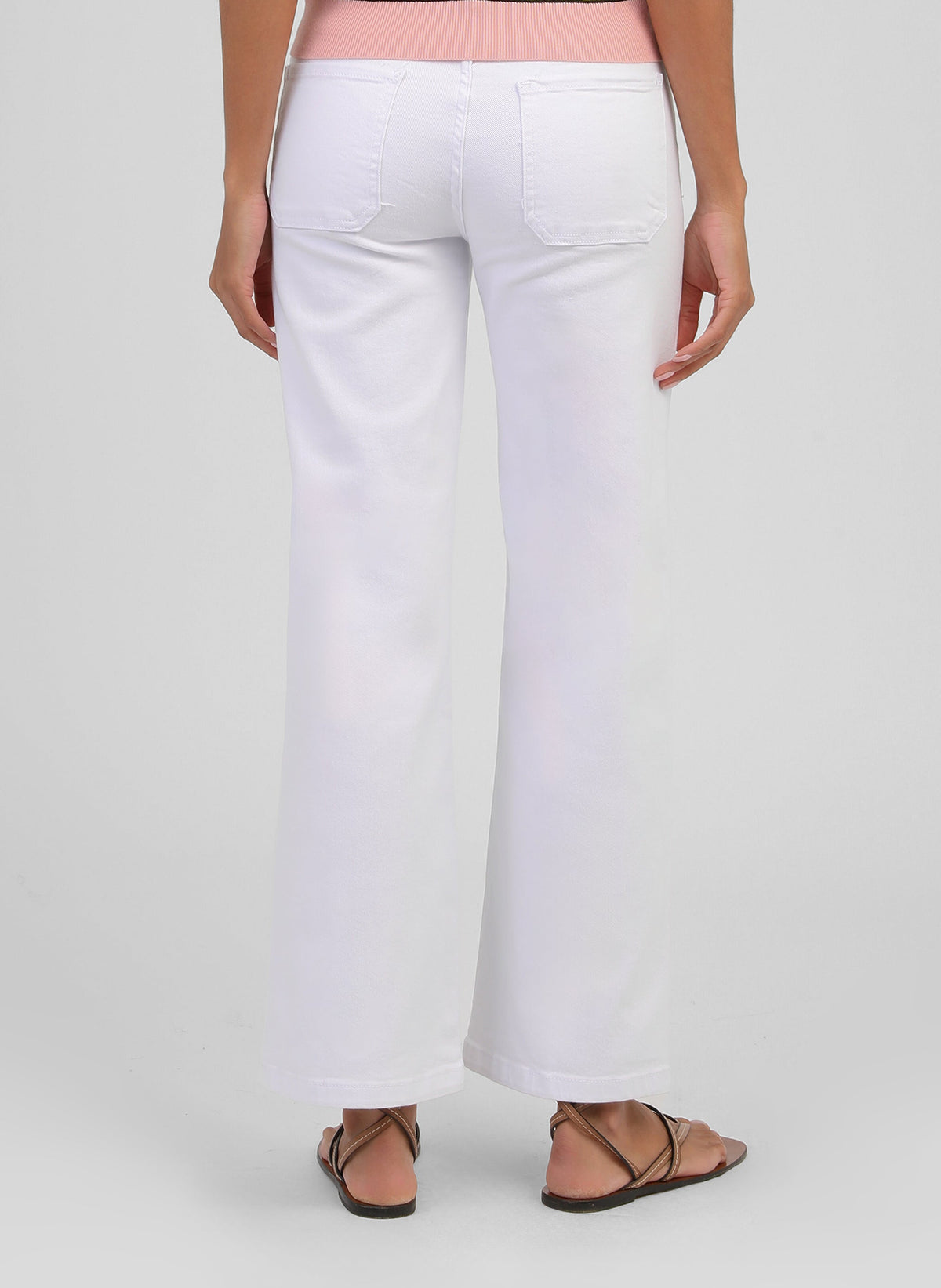 An'ge – Pantalón Pitress Blanc, pantalón blanco llevado por una modelo, vista de espaldas