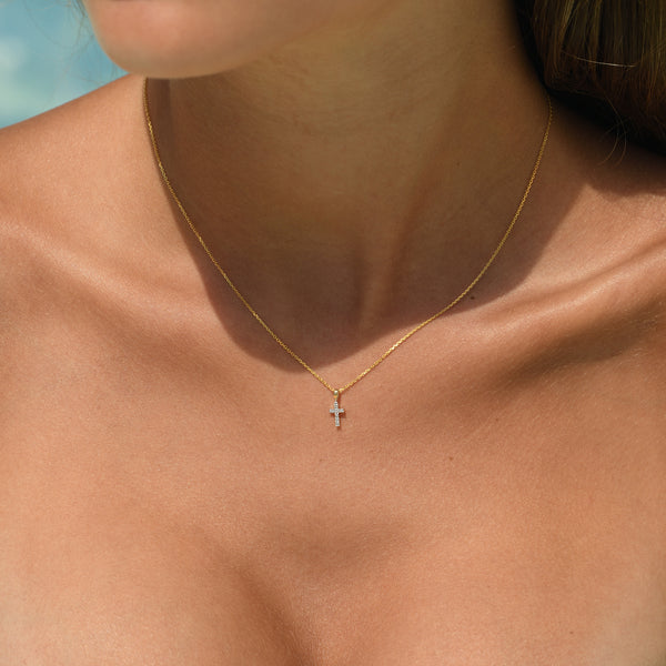 Colgante "Cruz de la Felicidad" - Diamante: 0.06Ct/16 - Oro amarillo