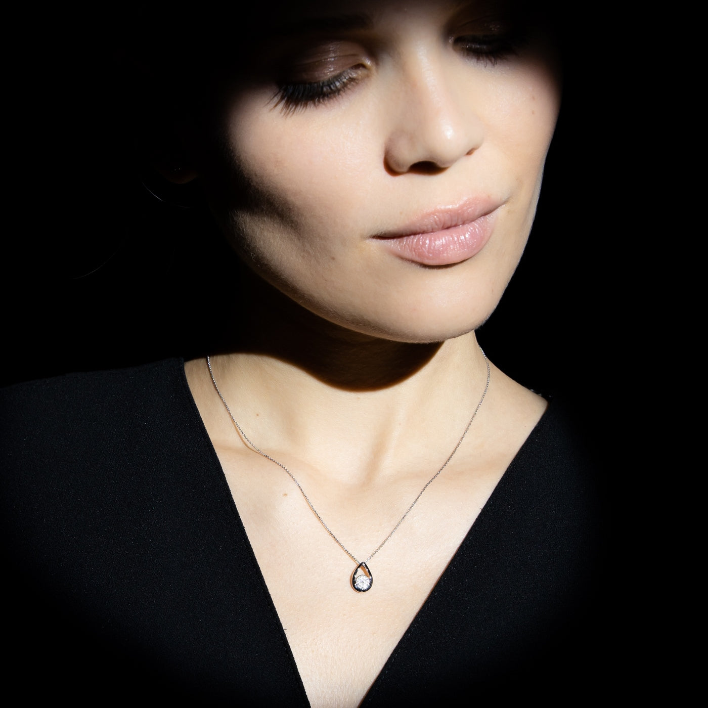"Sumptuous Drop" Pendant D: 0.06Ct/19 - 375/1000 White Gold