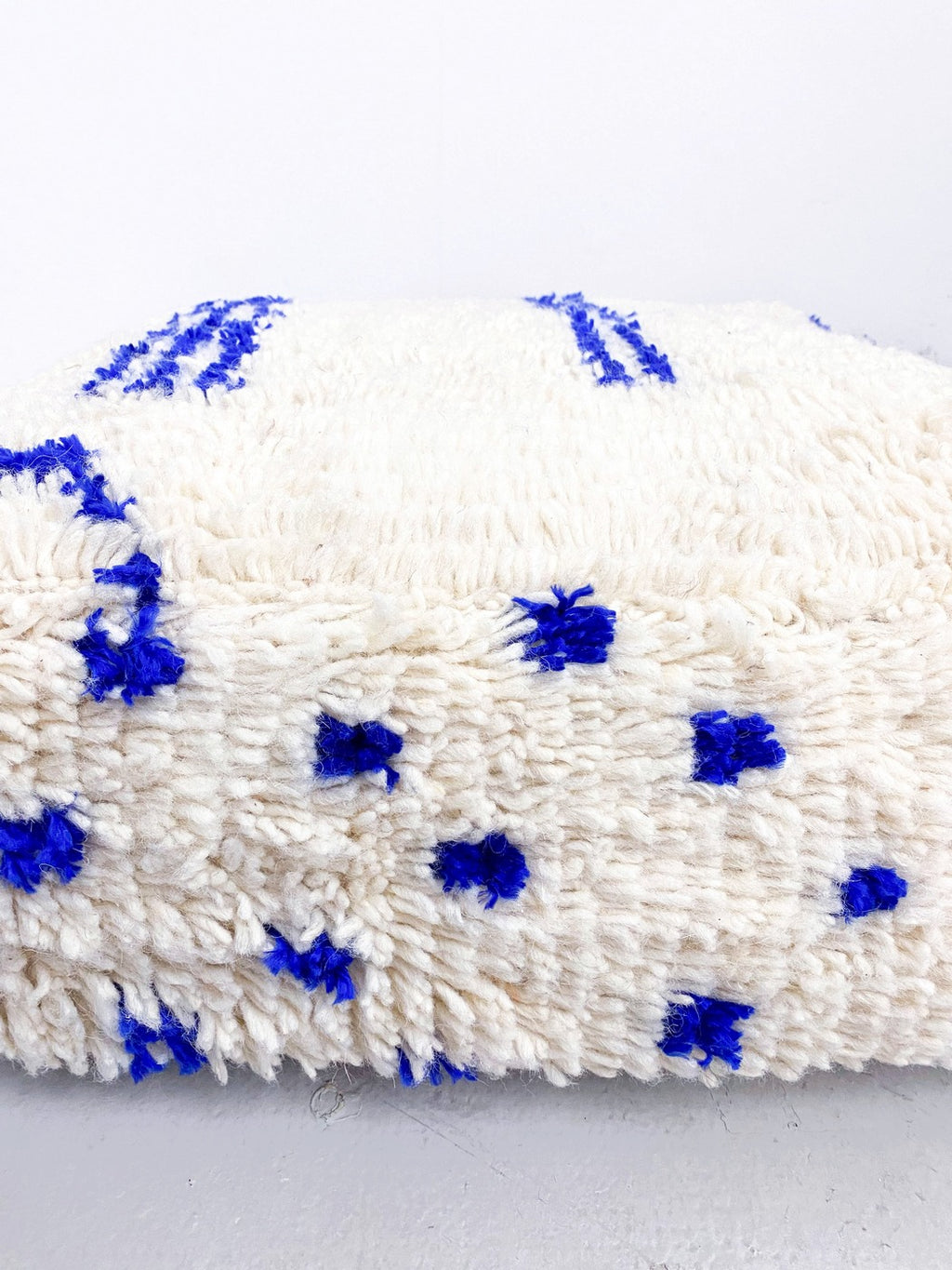 Pouf berbero marocchino écru con motivi blu Majorelle