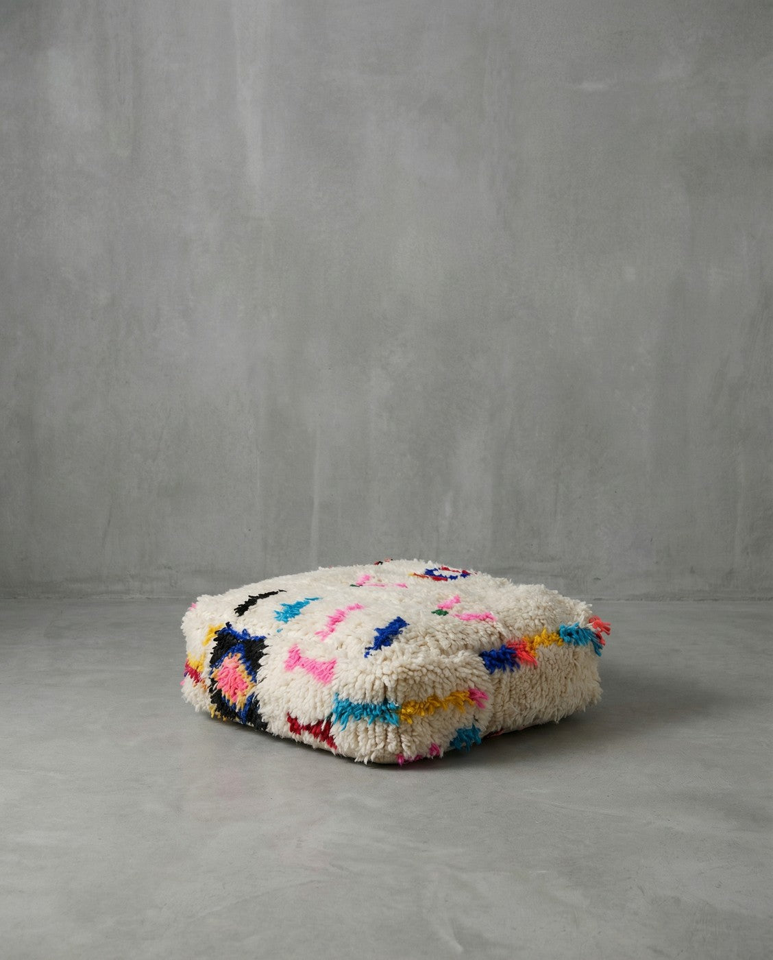 Pouf berbero marocchino écru con motivi colorati