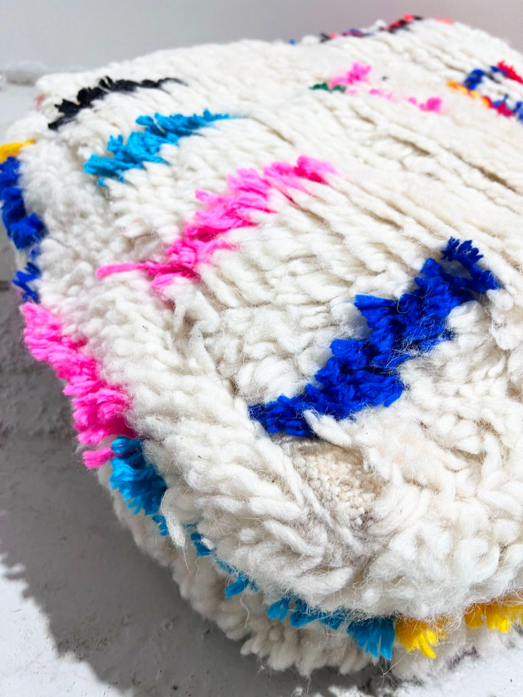 Pouf berbero marocchino écru con motivi colorati