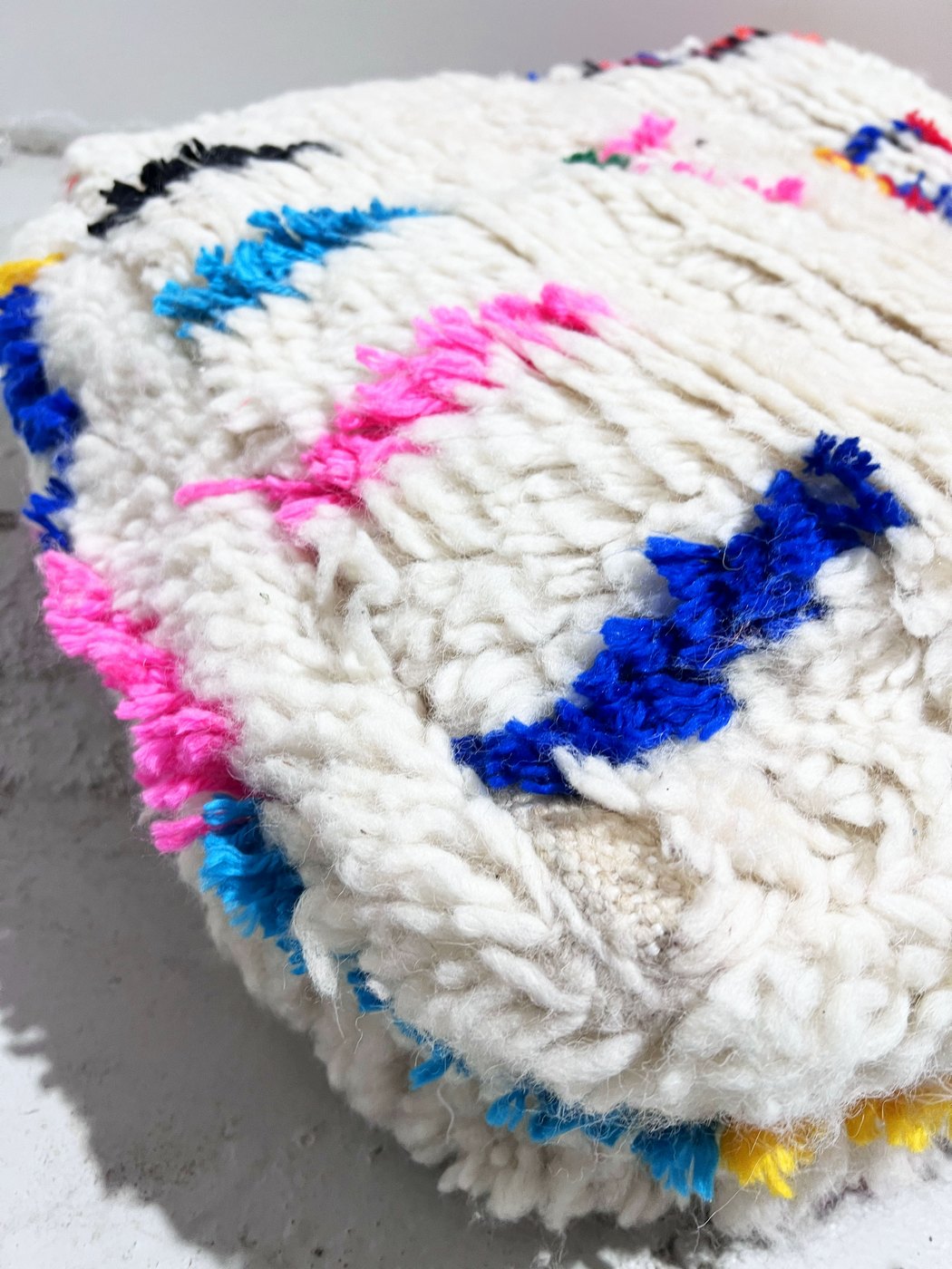 Pouf berbero marocchino écru con motivi colorati