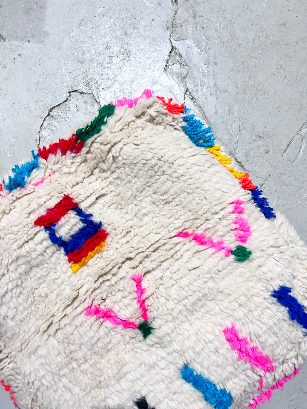 Pouf berbero marocchino écru con motivi colorati