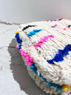 Pouf berbero marocchino écru con motivi colorati
