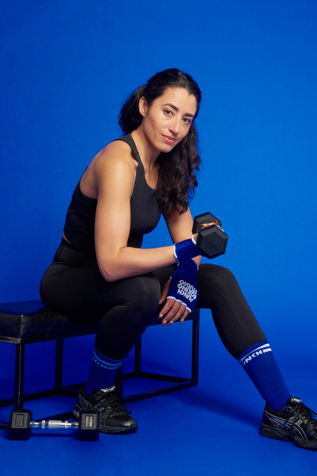 Punch Boxing – 4 Sessions Boxe/Bootcamp - Lagree, mannequin femme assise de face, portant des gants de sport bleus