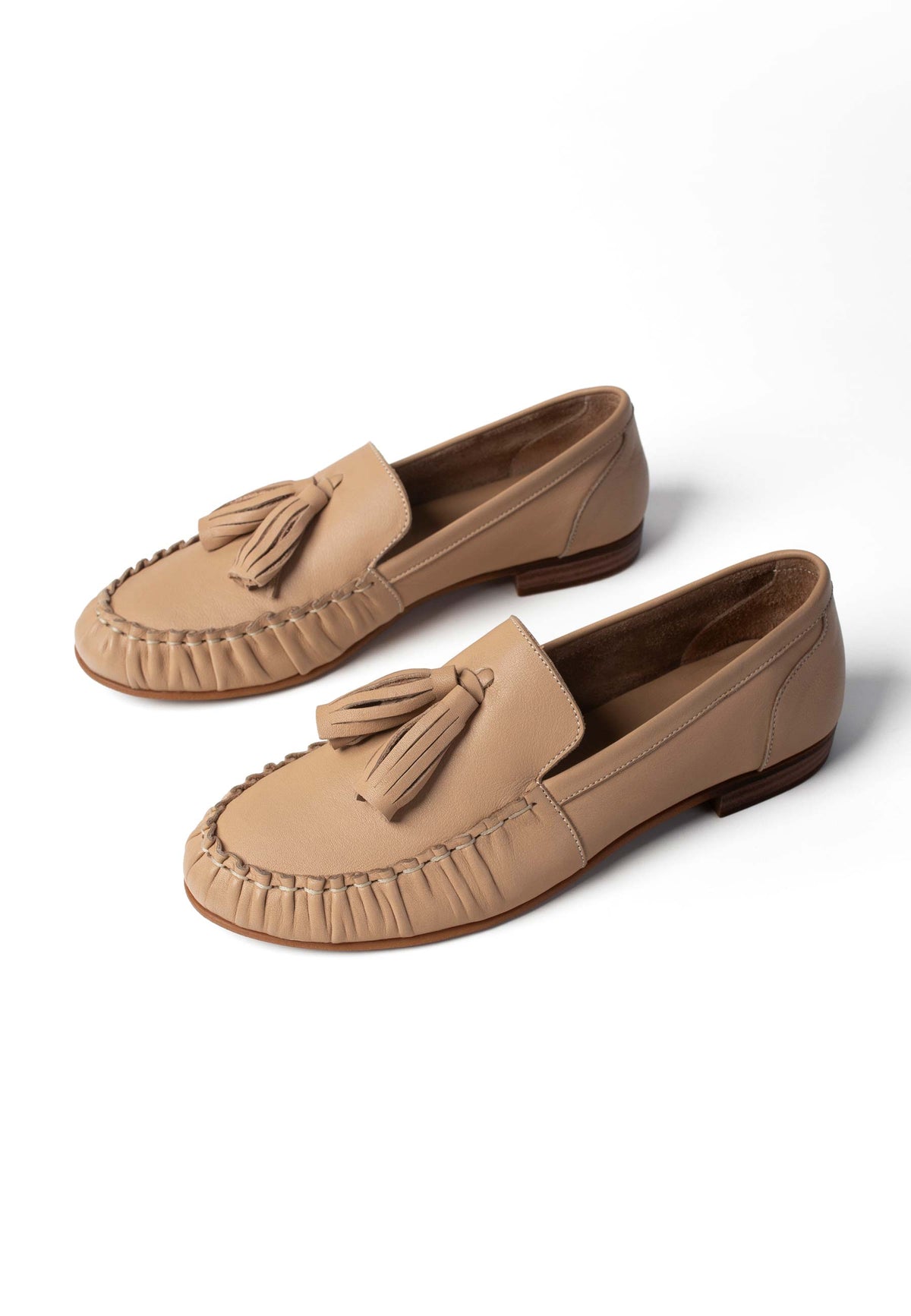 Mocasines con flores silvestres en el pelo - Desnudo