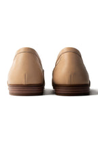 Mocasines con flores silvestres en el pelo - Desnudo