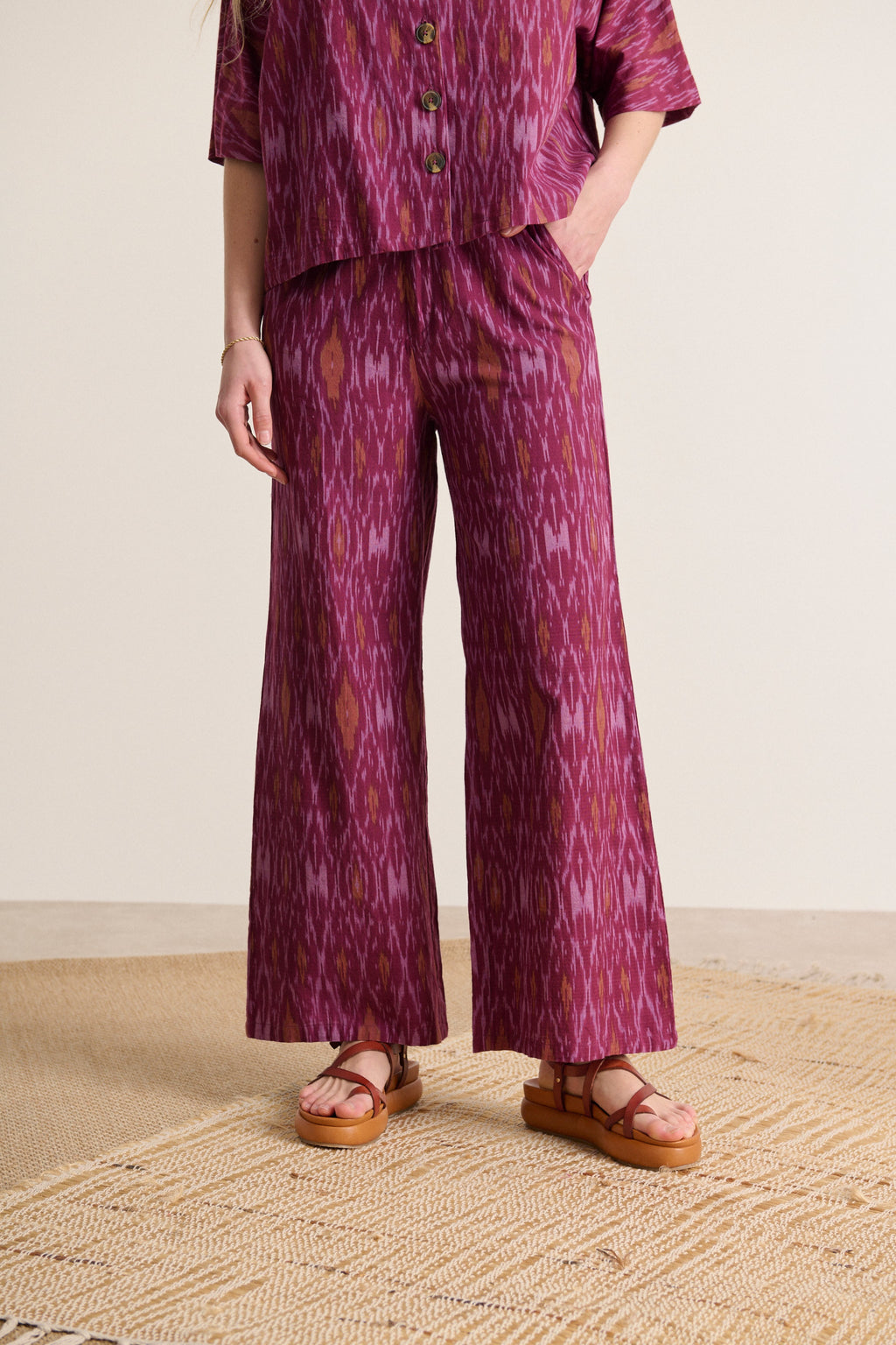 Bas fluide ensemble Garance Paris 100 % coton coloris grenat taille élastique au dos pantalon avec motifs 