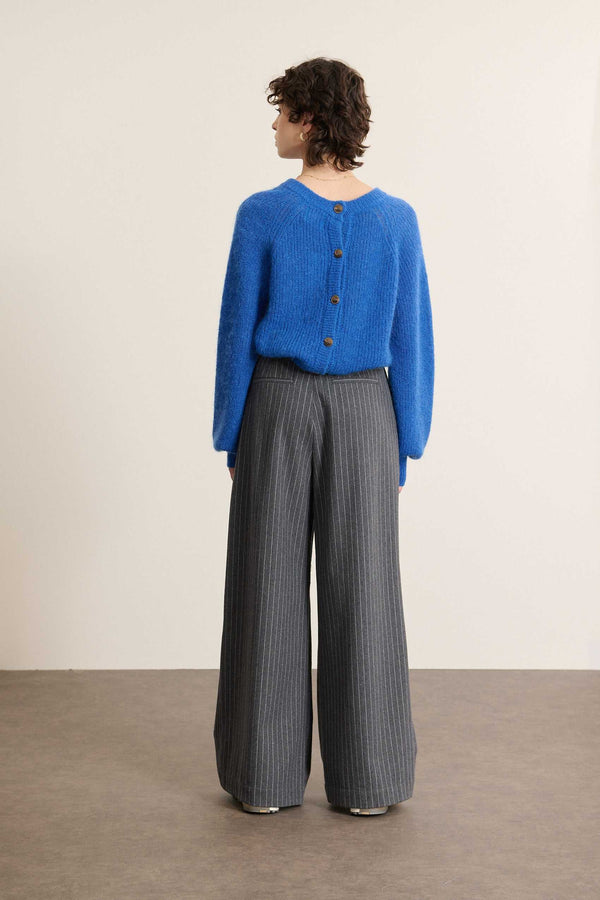 Vue arrière du pull ample bleu électrique, boutonnage apparent sur toute la hauteur, maille aérée au tombé fluide.