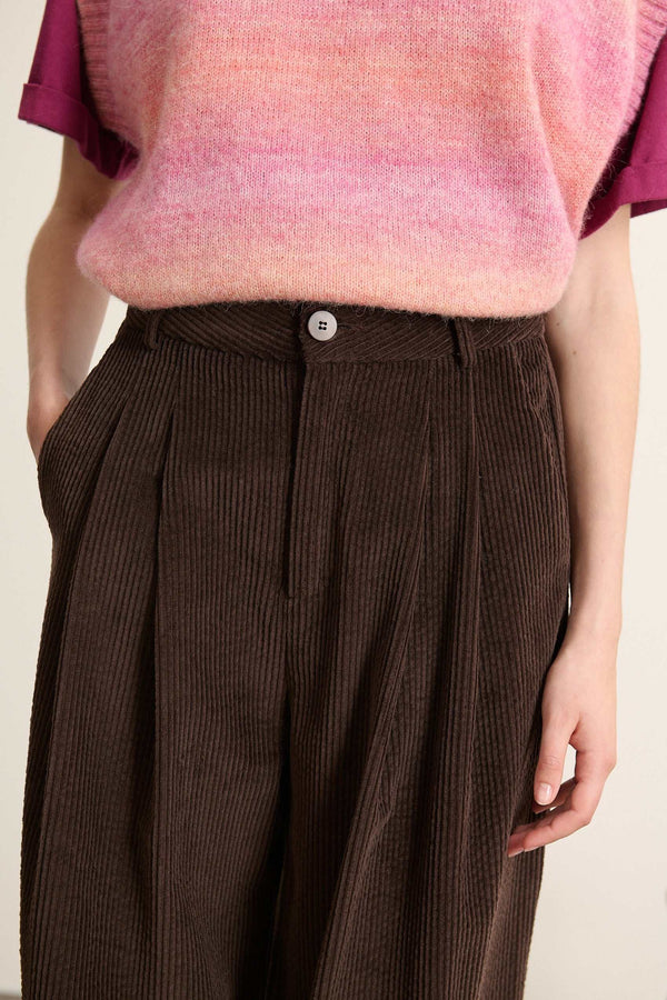 Pantalón de pinzas de pana en color marrón, colección Garance Paris otoño-invierno 2025, perneras anchas y bolsillos delanteros.
