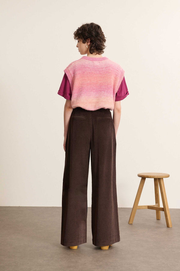 Vue arrière du pull sans manches, coupe droite et ample, dégradé visible sur tout le dos avec base légèrement resserrée.