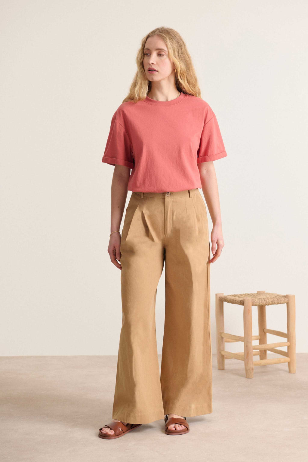 Pantalon à pinces original au coloris naturel beige bas qui dessine la silhouette et marque la taille 